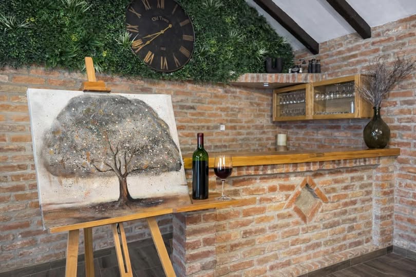 Detalj uređenog bara i interijera Land Park Karas65