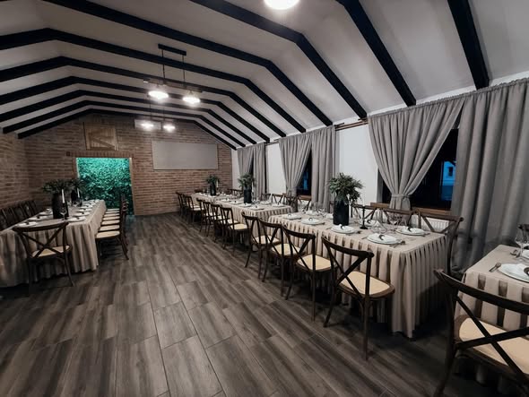Uređen interijer Land Park Karas65 za svadbe, rođendane i proslave